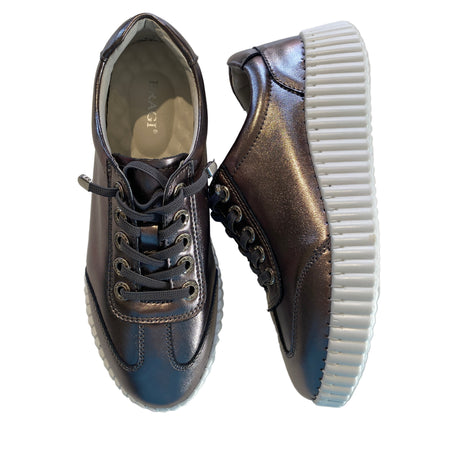 Pewter sneaker with elastic lace